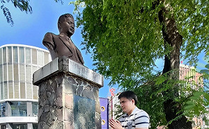 安倍追思音樂會獻唱 視障音樂家大山桂司向湯德章銅像獻花致意：內心無限激盪