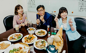 鹹酥雞嘉年華周末登場  陳其邁與正妹發言人發出召集令