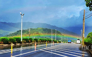 萬人搶看！低空彩虹橫跨大橋美景曝