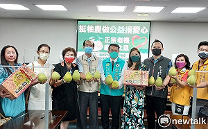 中秋義賣文旦做公益助弱勢  蔡旺詮與青果西施力挺果農捐愛心