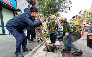 圖輯》最謙卑的市長「陳其邁」上任2週年感性發文  鞠躬彎腰親民身影曝