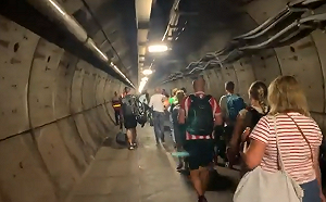 海底隧道火車拋錨 乘客: 炎熱天氣被困 5 小時 宛如災難片