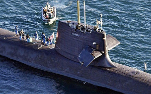 日本潛艇上浮撞上海面商船 真相曝光 : 船員「誤判聲納聲源」