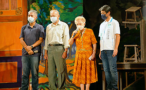 許瑞宏邀紙風車演出「武松愛老虎」 柯P爸媽現身力挺