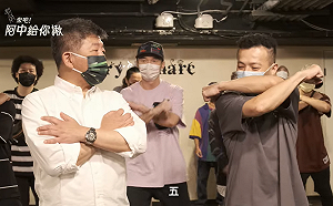 (影)去完特色酒吧挑戰街舞 陳時中幽默回應：怕撞到肚子！