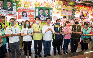 參拜中和碧河宮遇市民陳情 林佳龍：新北市長應急民所急、苦民所苦