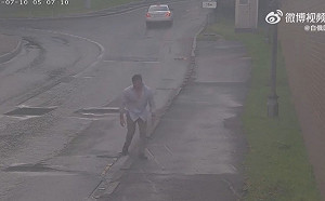 美使館僱員醉倒路邊 俄外交部酸：給他加薪 對抗我們是精疲力竭的工作