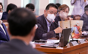 時尚雜誌在青瓦台拍「韓服」大片引爭議  國會議員：丟臉丟到全世界