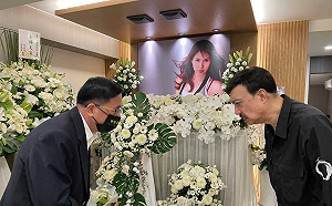 親赴靈堂悼余苑綺！陳水扁：余天哀慟逾恆、孱弱身軀令人不捨