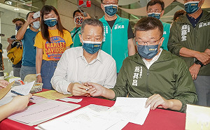 大陣仗辦理市長登記 蔡其昌：前一棒太弱、讓我來承擔