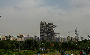 全國最大違建拆除! 印度爆破兩座40層大樓 數千人被要求撤離