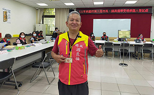 「想跟路上漂亮妹妹愛愛」的迷因男子 今赤腳進選委會宣布選桃園市長