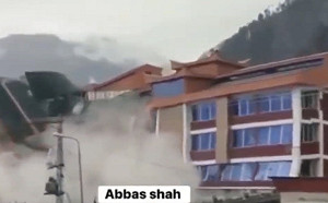 豪華酒店瞬間崩塌 巴基斯坦洪災驚人 民眾邊尖叫邊逃離現場