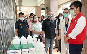 關心開學防疫、班班冷氣 陳其邁、史哲開學前走訪校園