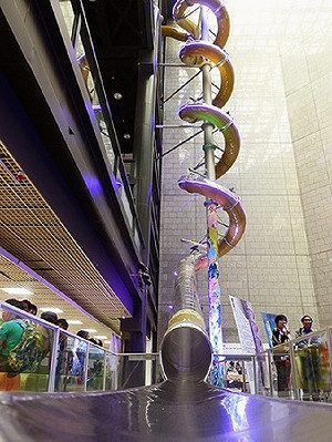 16秒下滑63公尺 高雄科工館溜滑梯登場