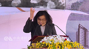 蔡英文致詞頭被背板砸到  所幸無礙