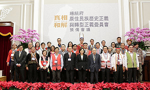 總統向原住民道歉 翻譯成16族語與英日語