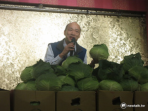 打藍批綠  韓國瑜拿高麗菜籲該擁抱基層