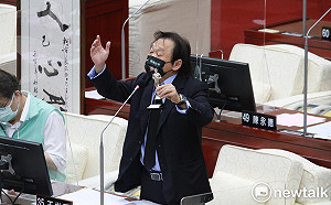 柯文哲任期最後一次總質詢 王世堅贈「金酸莓獎」小金人轟：最差市長獎