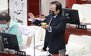 王世堅質疑「藍白合」放棄黃珊珊 柯文哲激動反質詢：你要不要投給她？