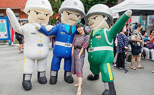 軍人節當日新北空軍三重一村送精緻飛機小物