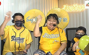 統神上主播台為中信兄弟加油！晨晨一句「藍色的呢」逗笑全場