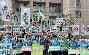 與正國會、新潮流別苗頭 蘇嘉全陪「台中英」辦登記