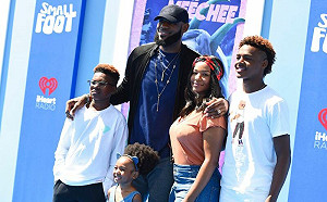 詹皇暗示可能會等二兒子進聯盟打球