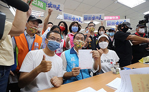 「泉力」拚經濟！蘇清泉由羅智強、高金素梅陪同登記參選屏東縣長