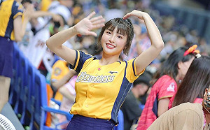 峮峮外套滑落小露性感！網看暈：衣服要穿好