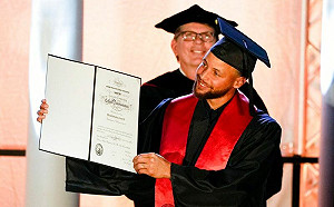 相隔了13年　Curry拿到大學學位