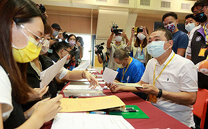 侯友宜領表登記參選 勾「辯論會」選項  對戰林佳龍意味濃厚