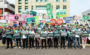 高雄隊報到！「守護高雄、拚過半」大聯盟聯合宣示挺陳其邁、拚未來