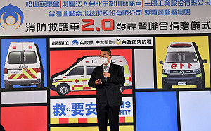 民間捐贈醒目巴騰堡格紋救護車 徐國勇：提升救護執勤安全