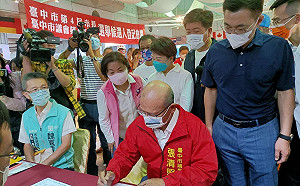 最強母雞盧秀燕陪同 中市議長張清照辦妥登記爭取連任