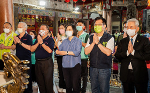 至土城廟宇參香  蔡英文力薦林佳龍：選好市長讓新北成為北台灣產業重鎮