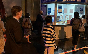 高級酸「黑中國」！ 野生美國大使出沒在雨後上海街頭：排隊做核酸