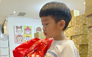 阿嘎曾充當清潔工！蔡桃貴再流出「辛酸打工畫面」網笑：父子的命運？