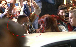 (影) 阿根廷副總統遭持槍襲擊 當場「朝頭扣扳機」 恐怖畫面曝光