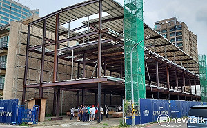 住宅旁出現超高建案樣品屋  結構和鷹架讓居民心驚驚