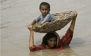 雪上加霜! 巴基斯坦水患肆虐冰川河水暴漲次數又年增兩倍 災民向記者乞討食物