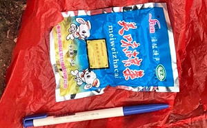 夠沒品！金門貴山海灘發現垃圾袋包裹 疑遭驅離中國無人機投擲丟棄