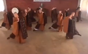 (影)中國新興「文藝僧」！和尚大跳《天鵝湖》 他酸：台灣又落後了