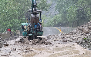 苗21線交通中斷！3遊覽車剛脫困又坍塌  民代喊話：別硬闖