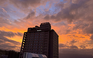 台東「火燒雲」染紅中央山脈 民眾拿手機捕捉