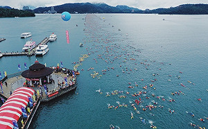 日月潭萬人泳渡登場 近2萬名泳者不畏雨勢下水