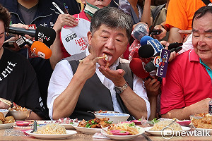 沒有蔣萬安違和感 陳時中大稻埕廟前大口吃傳統小吃