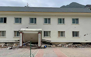 四川地震災情慘重! 中國社科院觀測站整層震垮「3層樓直接少一層」