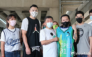 受限行政中立 陳時中新生高架籃球場打球造勢喊卡