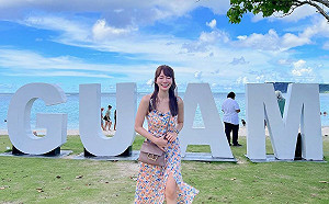 林莎關島曬比基尼「小露事業線」！網讚：跟風景比美